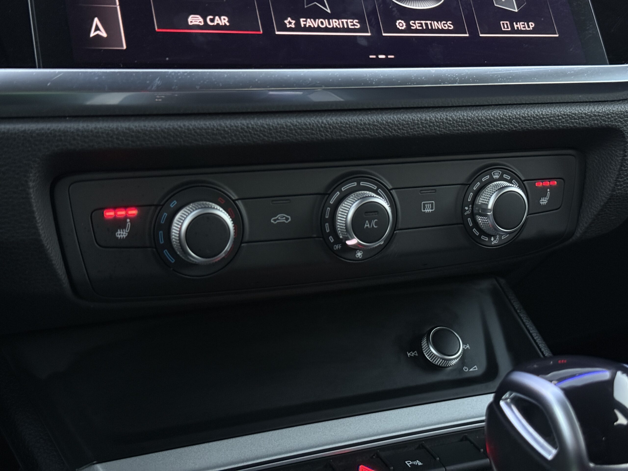 
								Audi Q3 40tdi full									