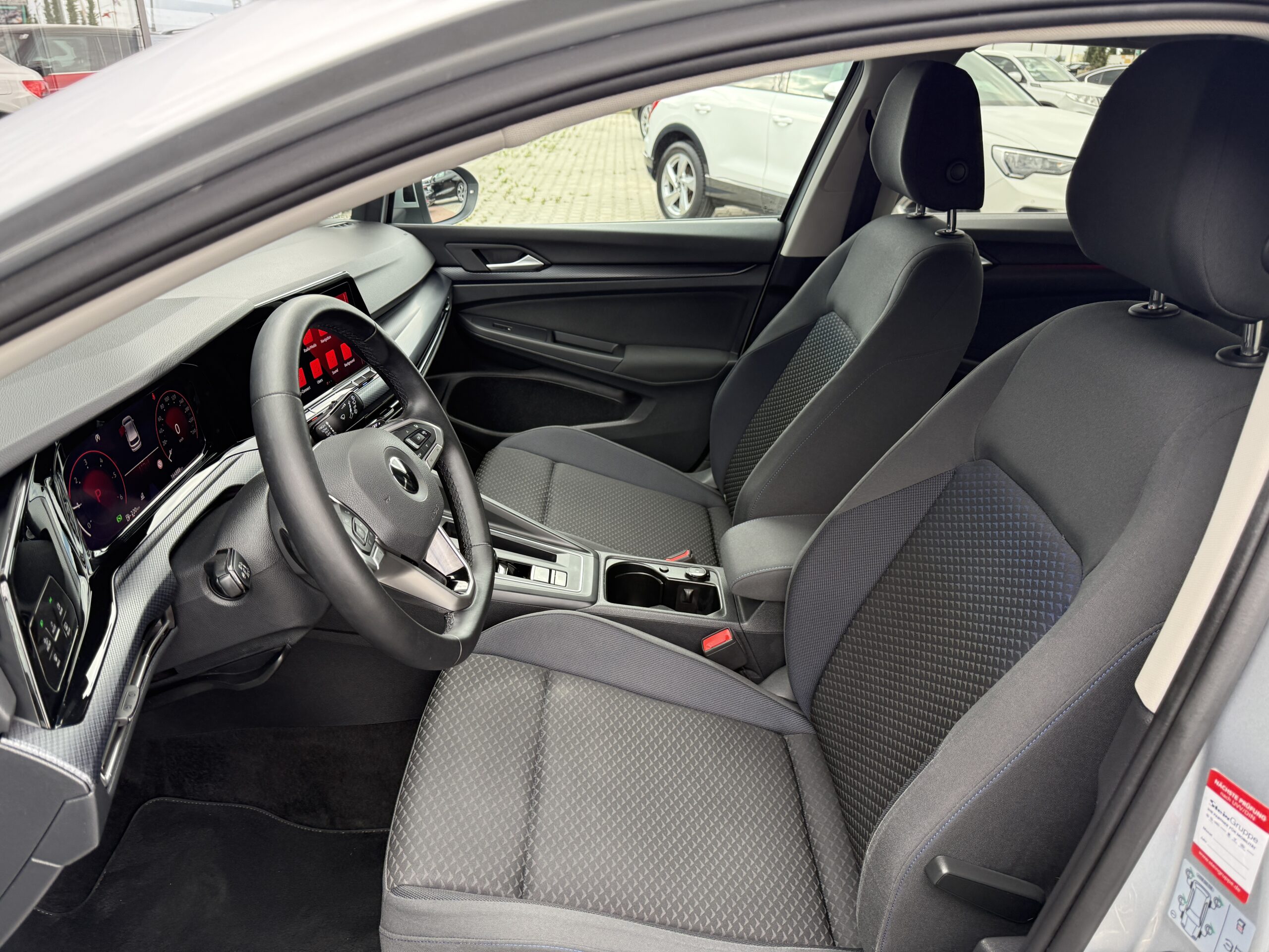 
								VW Golf 8 2.0tdi full									