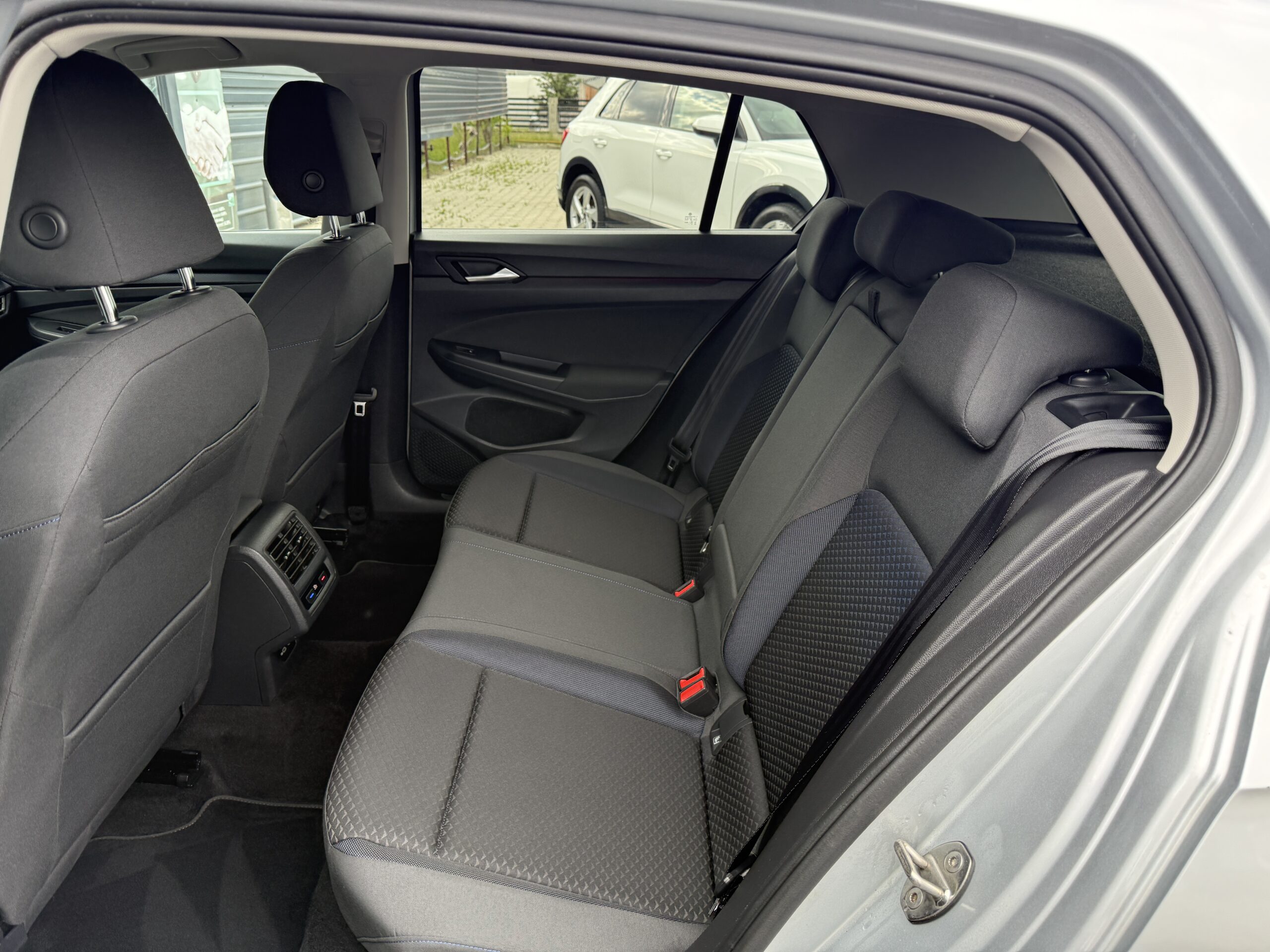 
								VW Golf 8 2.0tdi full									