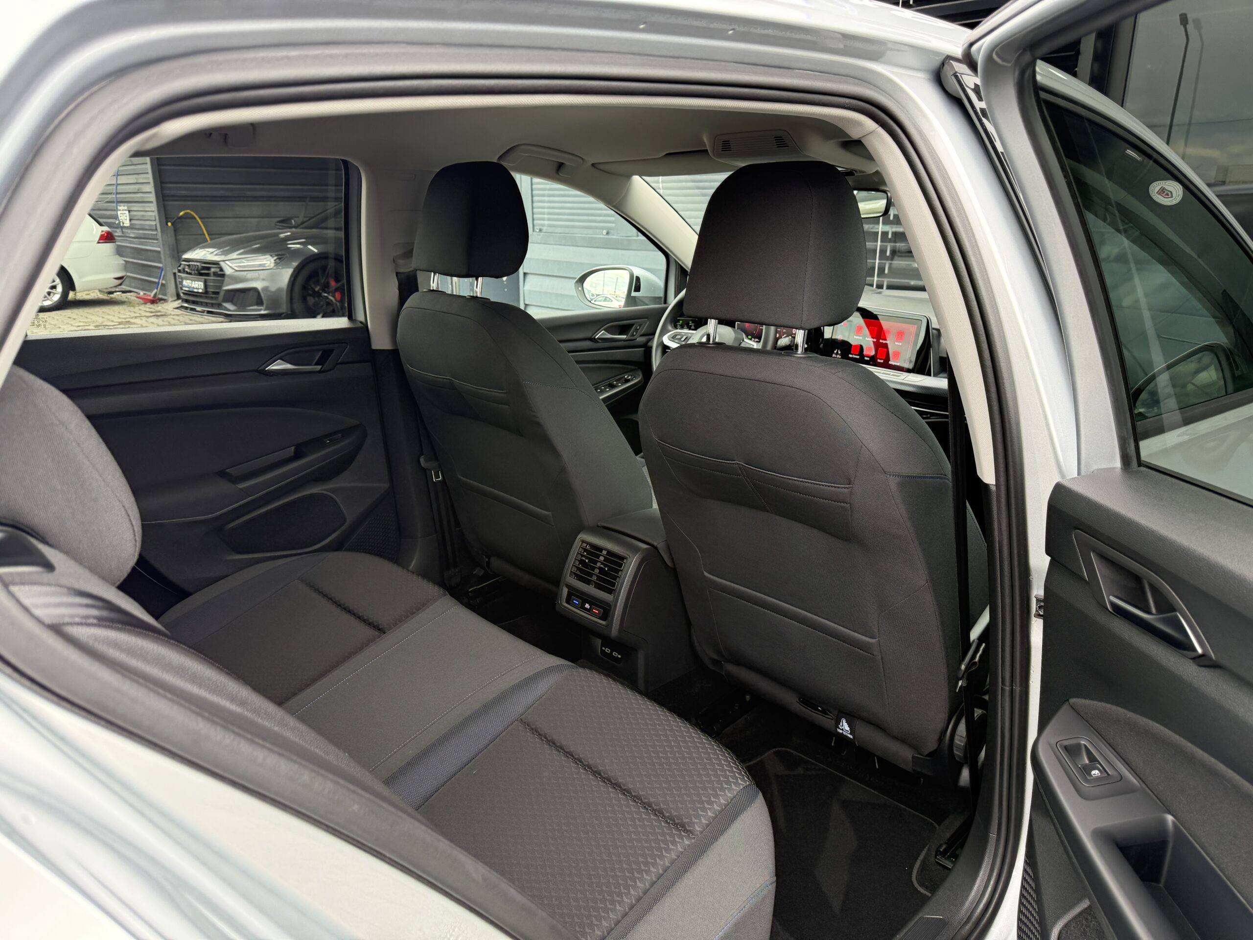 
								VW Golf 8 2.0tdi full									