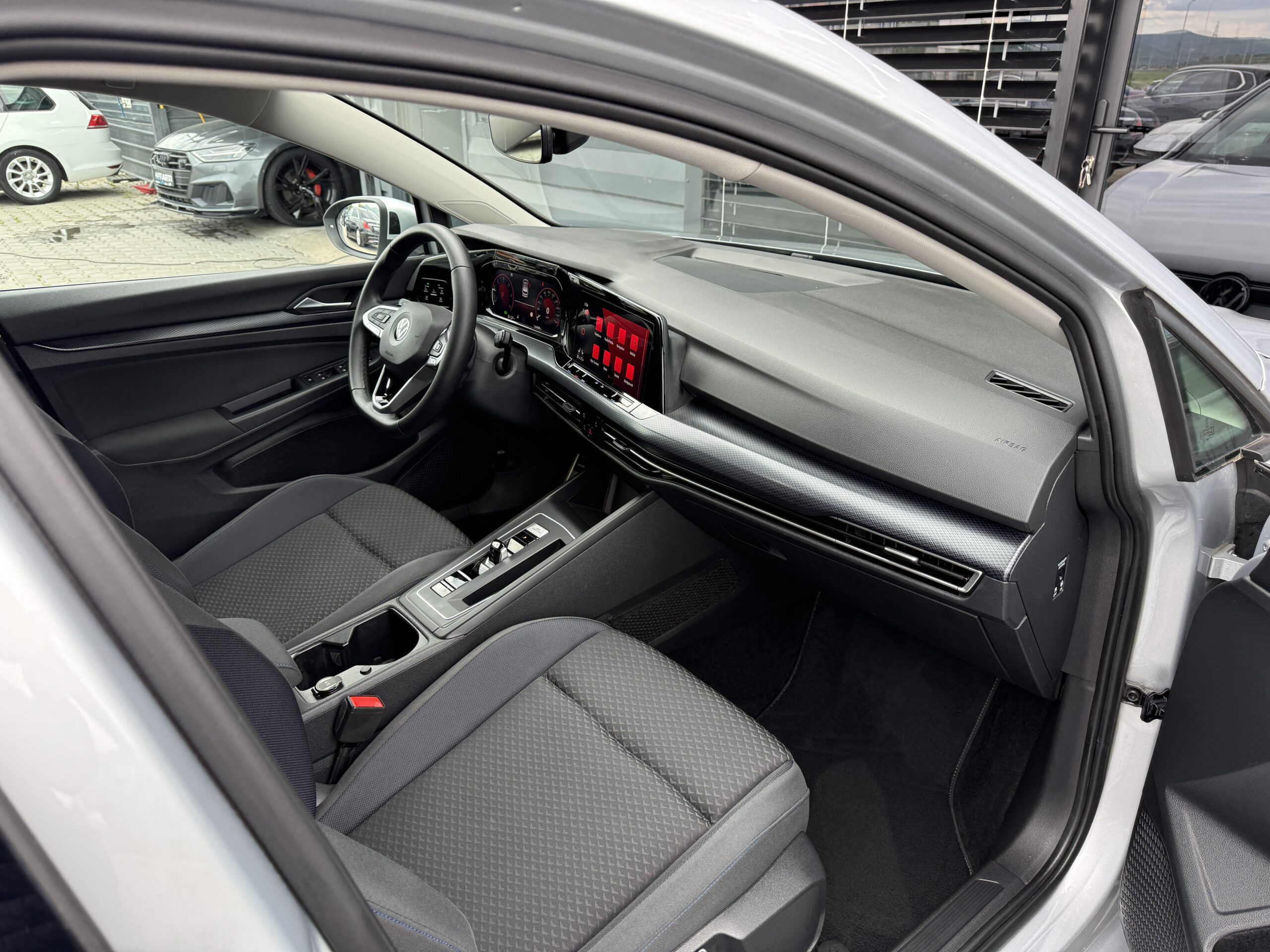 
								VW Golf 8 2.0tdi full									