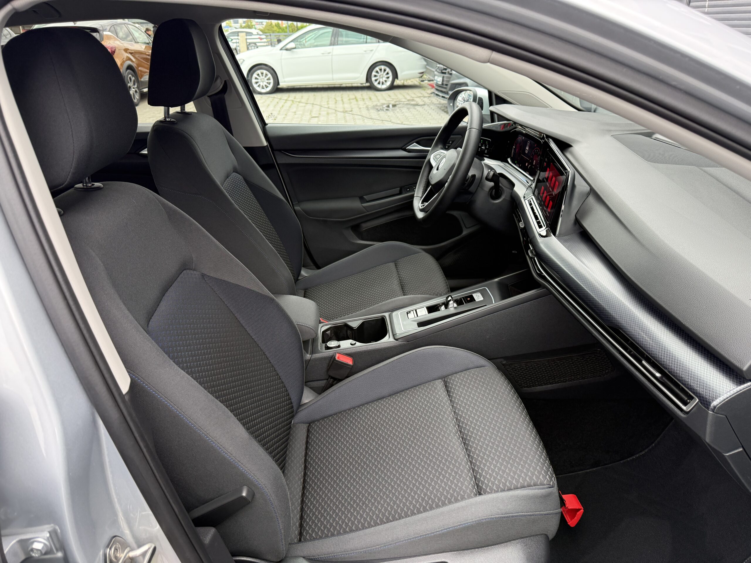 
								VW Golf 8 2.0tdi full									