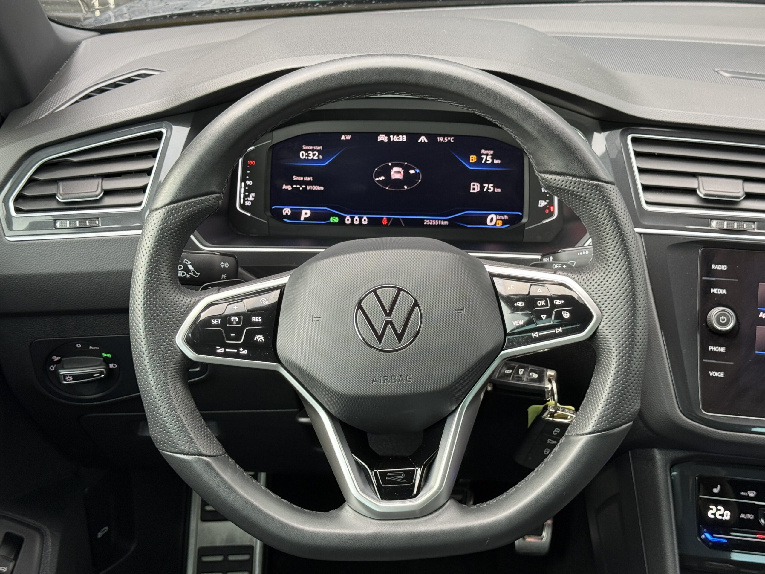 
								Tiguan 2.0tdi full									