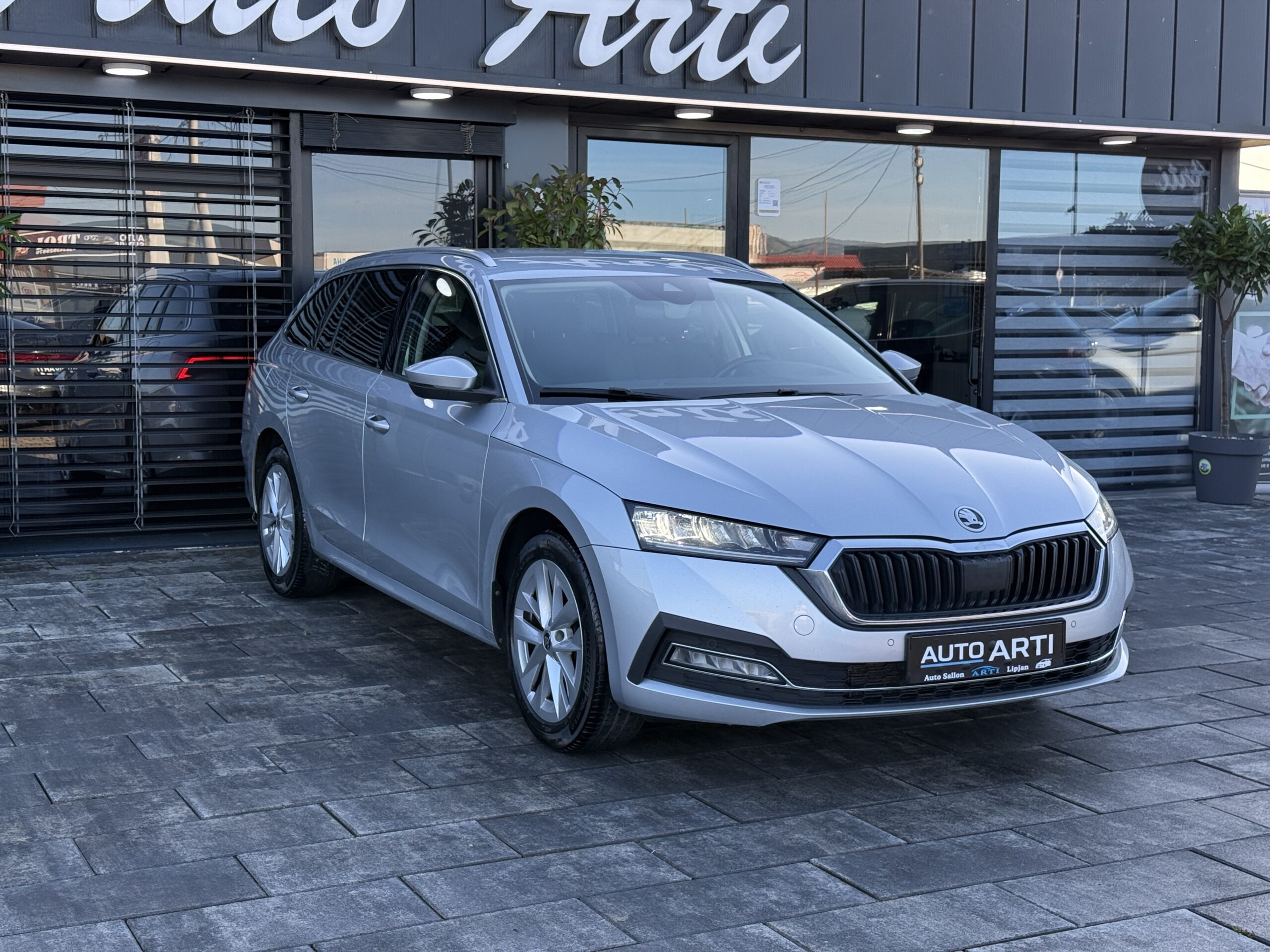 
								Skoda Octavia 2.0tdi full									