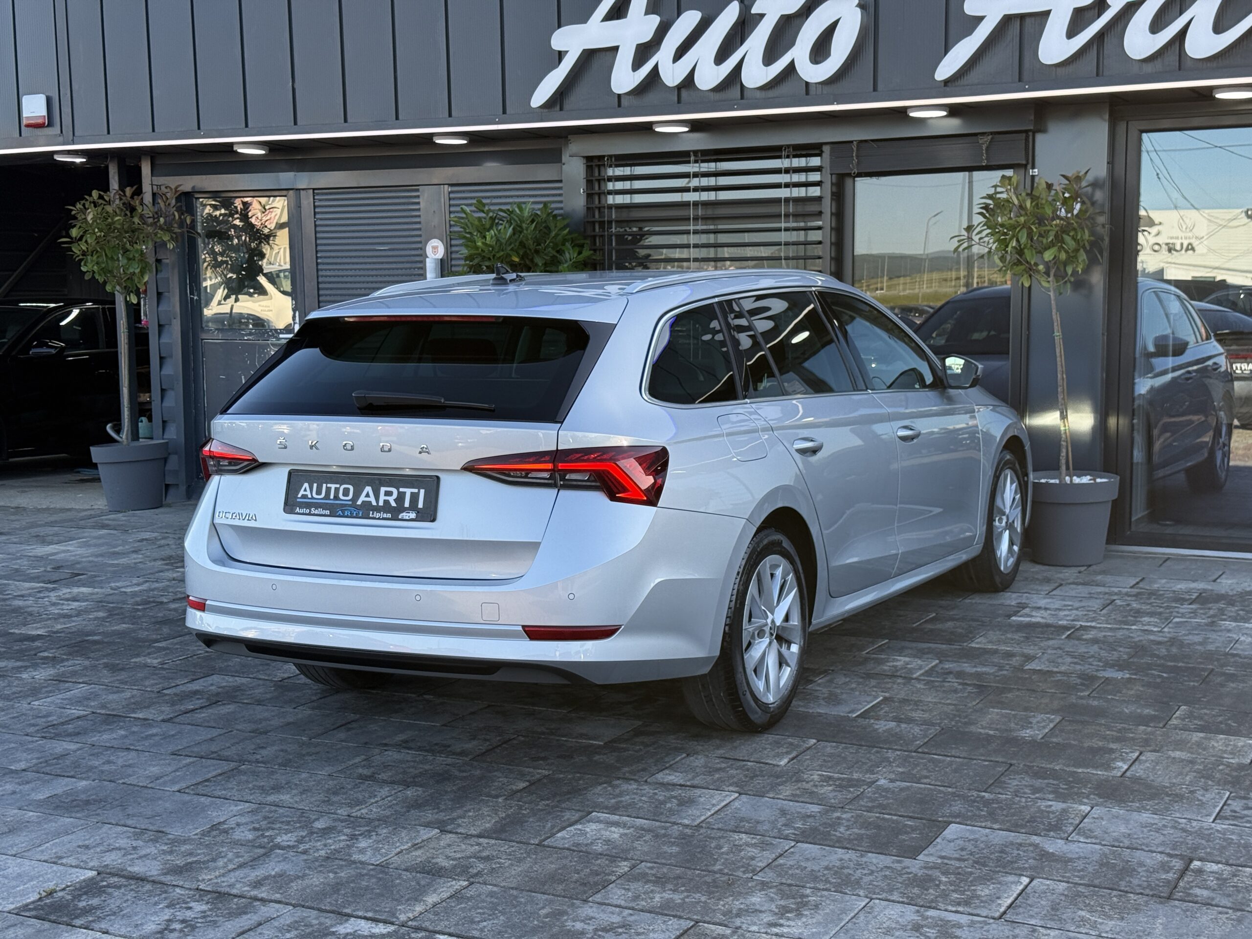 
								Skoda Octavia 2.0tdi full									