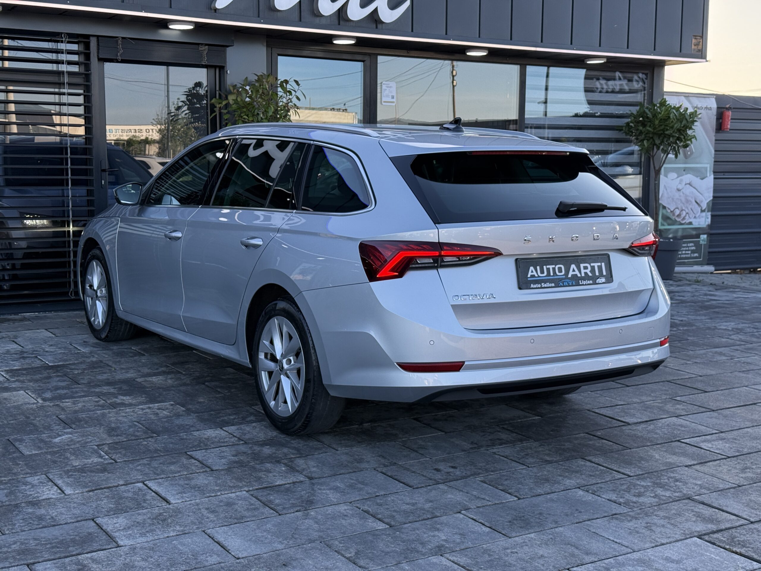 
								Skoda Octavia 2.0tdi full									