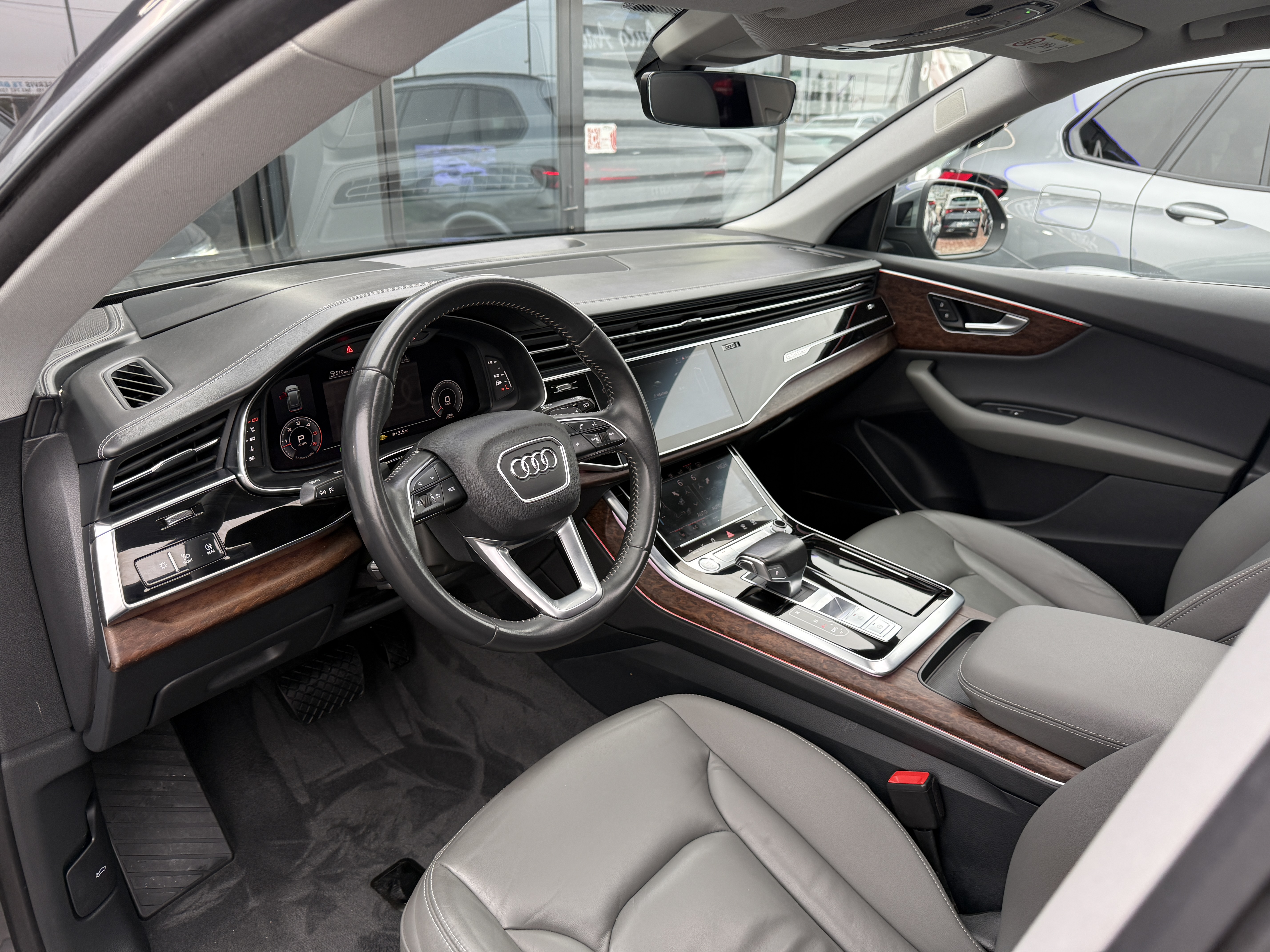 
								Audi Q8 50tdi full									
