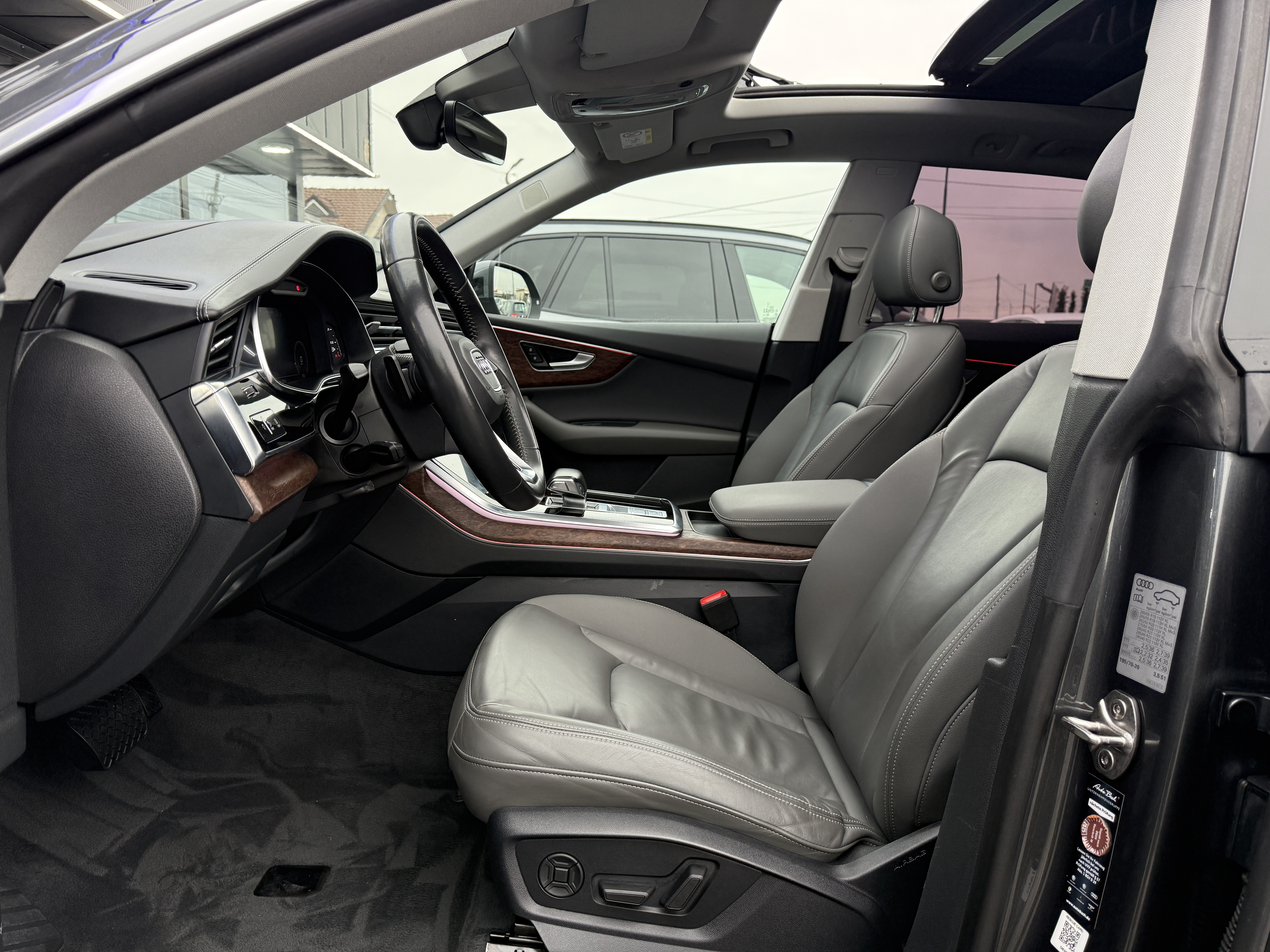 
								Audi Q8 50tdi full									