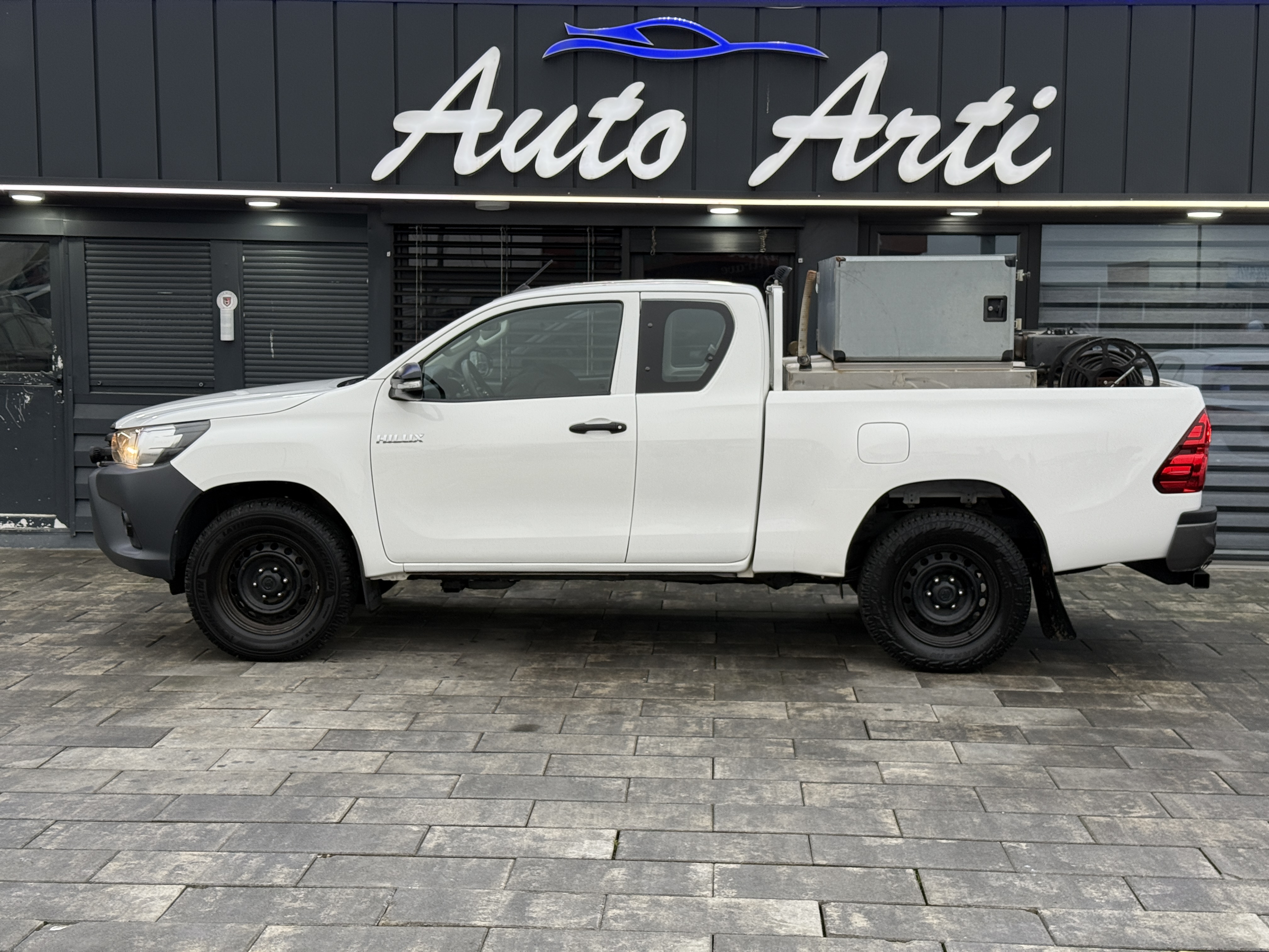 
								Toyota Hilux full									