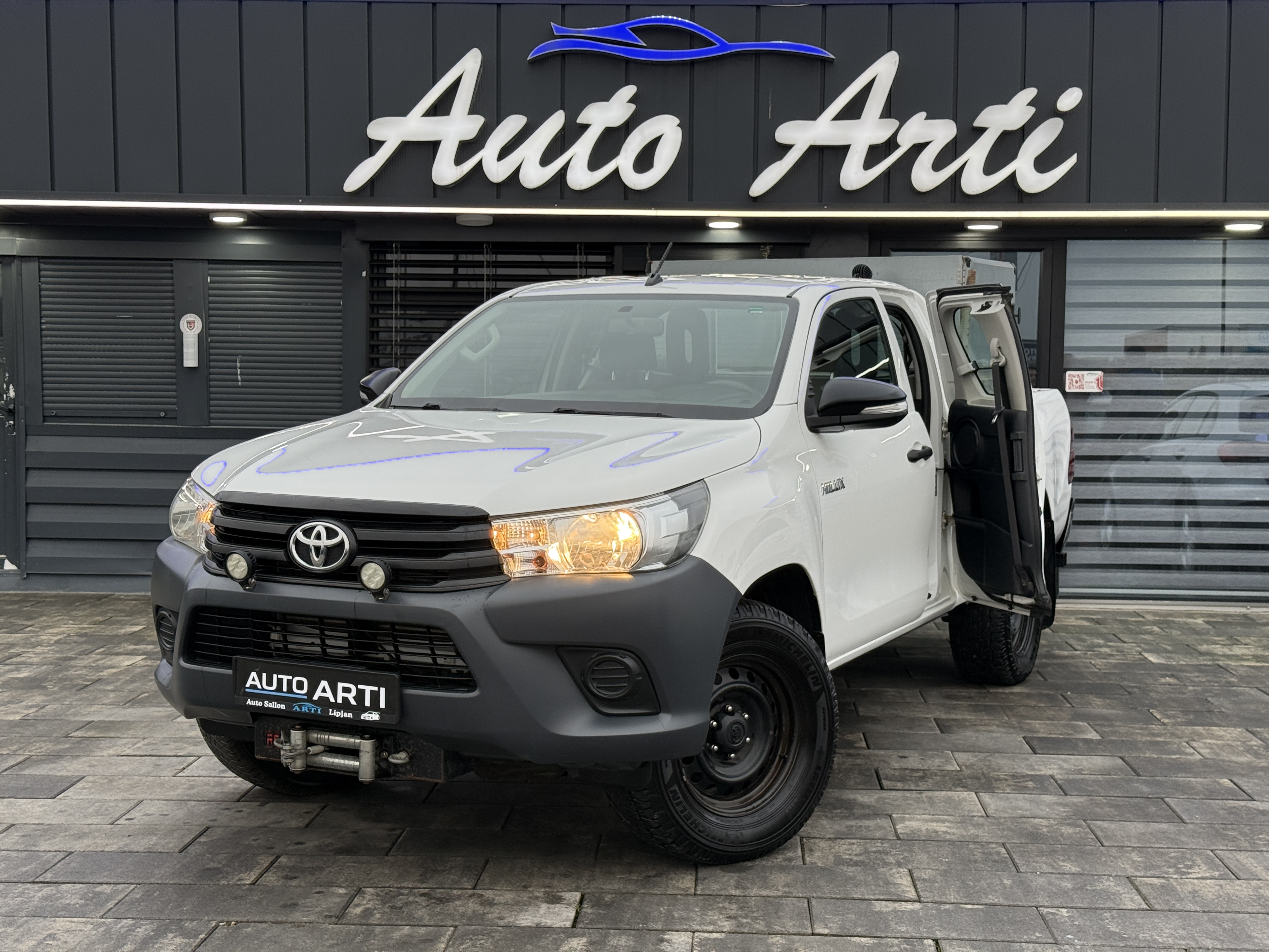 
								Toyota Hilux full									