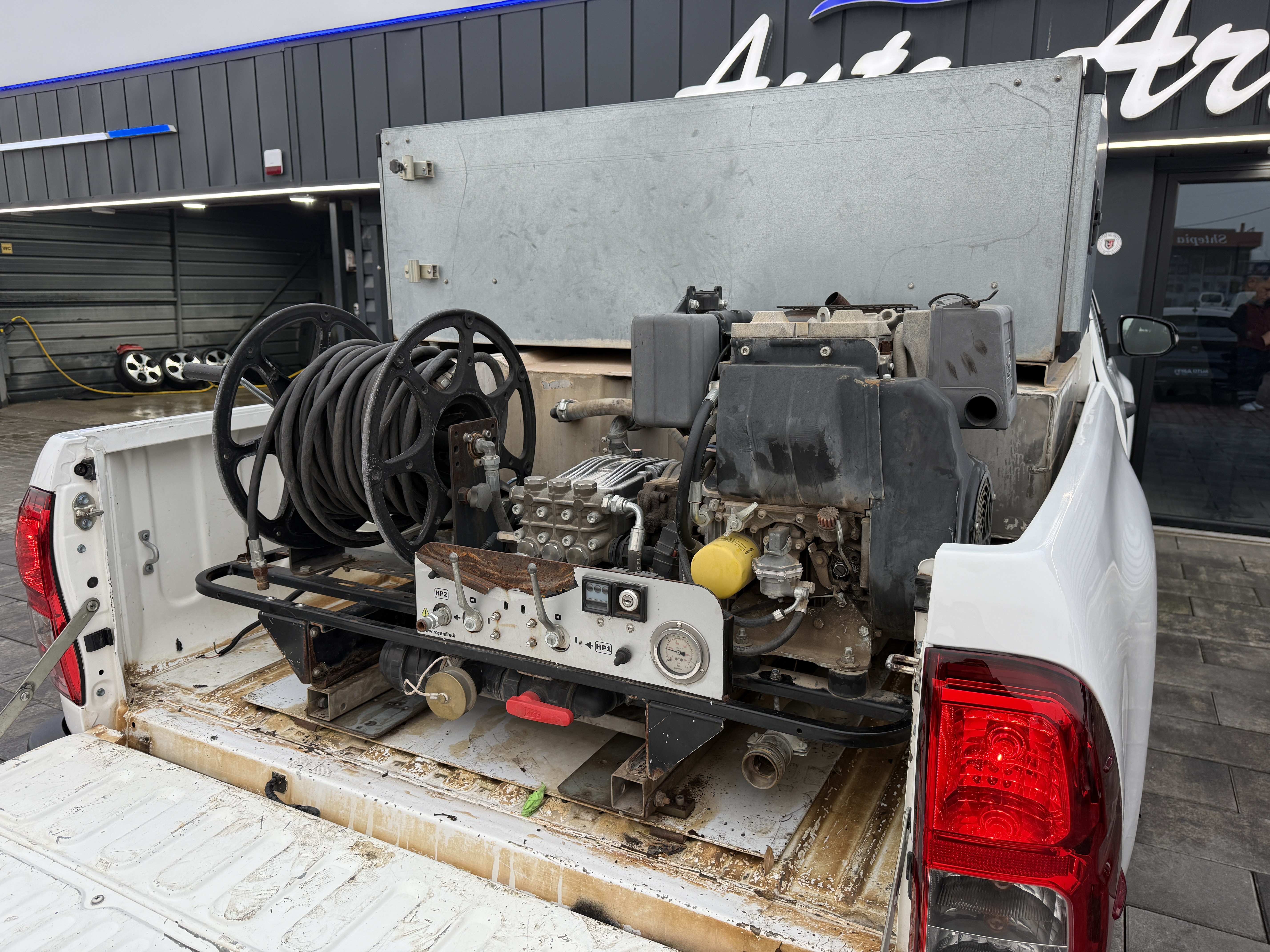 
								Toyota Hilux full									