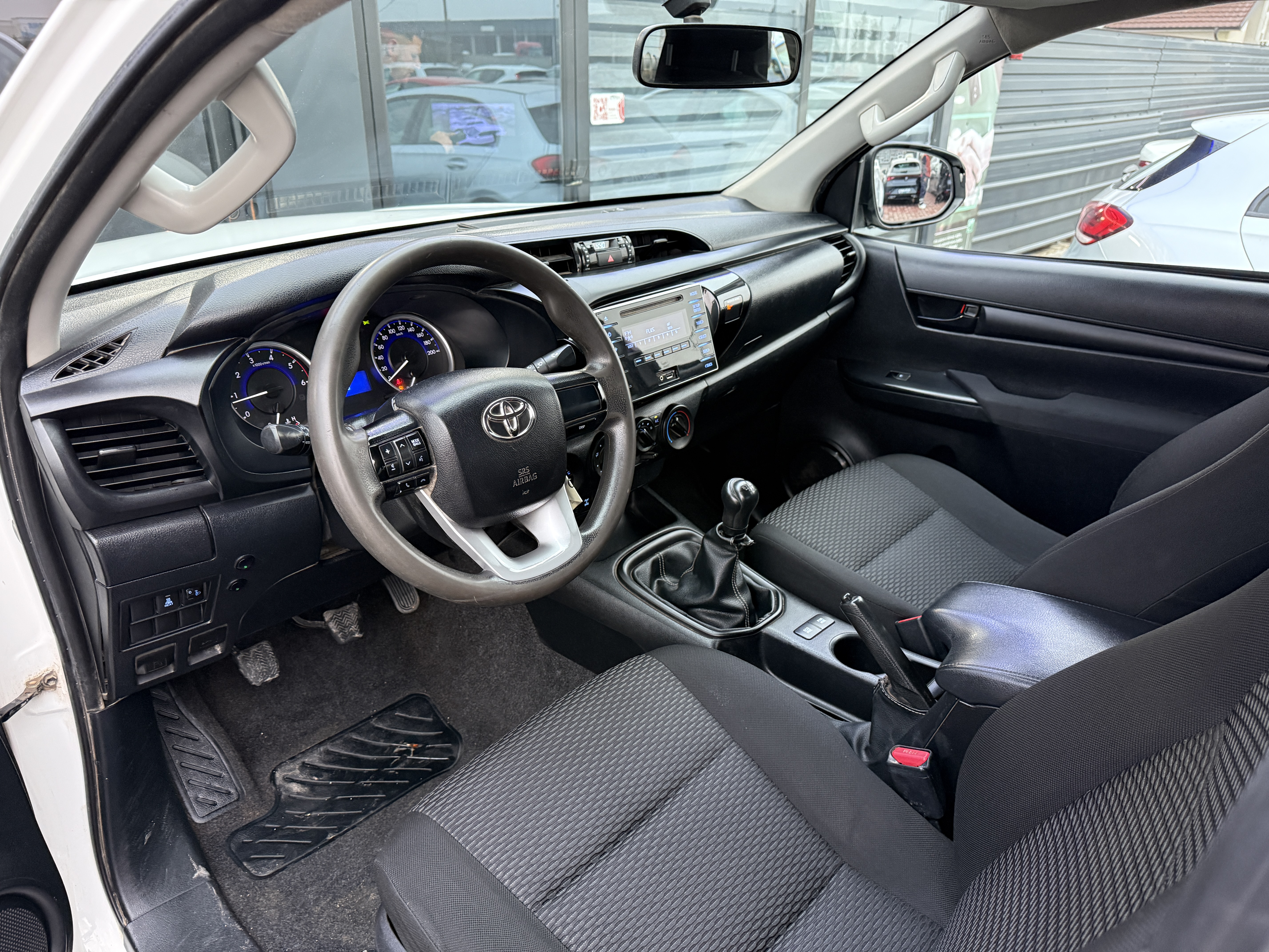 
								Toyota Hilux full									