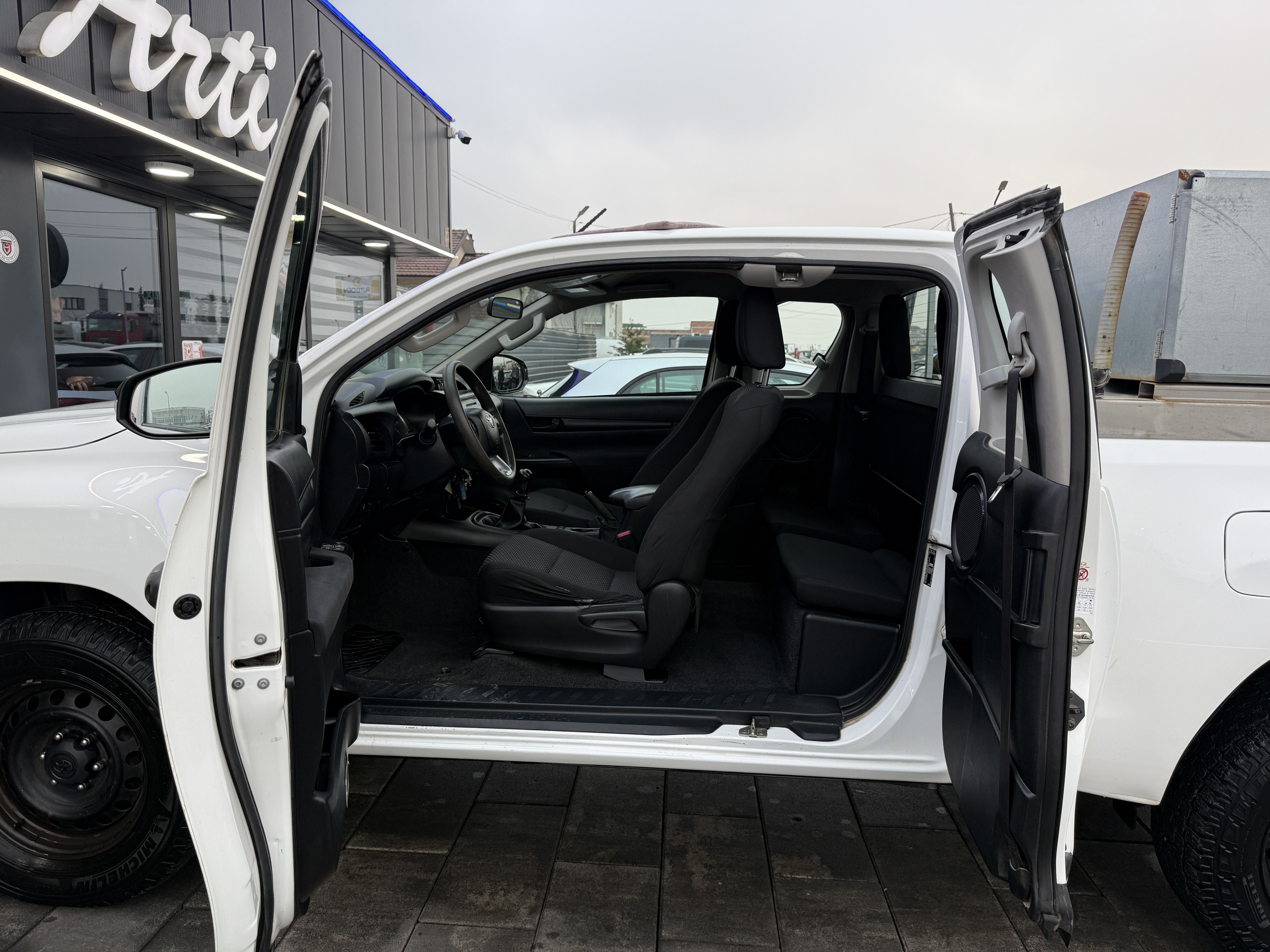 
								Toyota Hilux full									