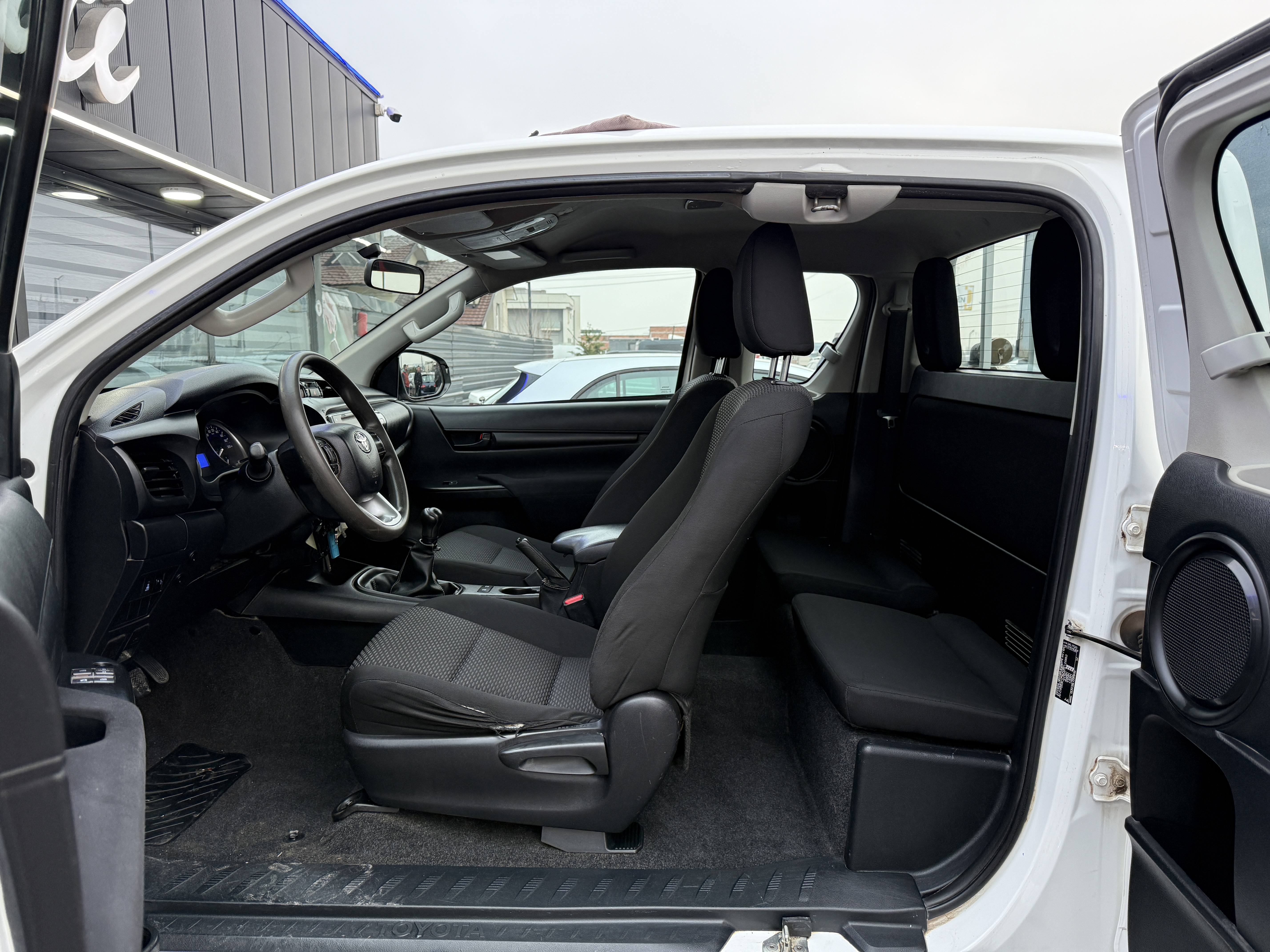 
								Toyota Hilux full									