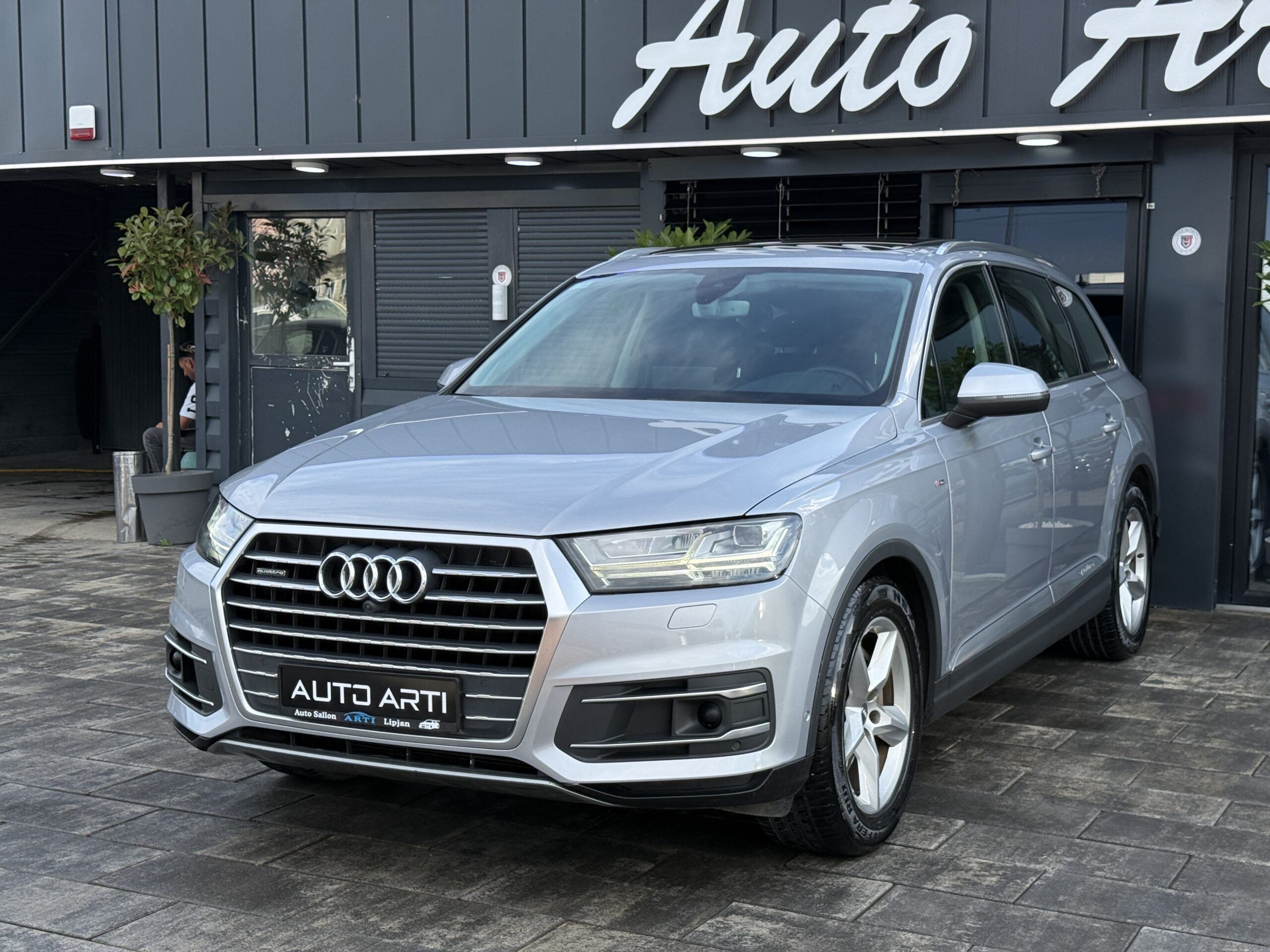 
								Audi Q7 full									