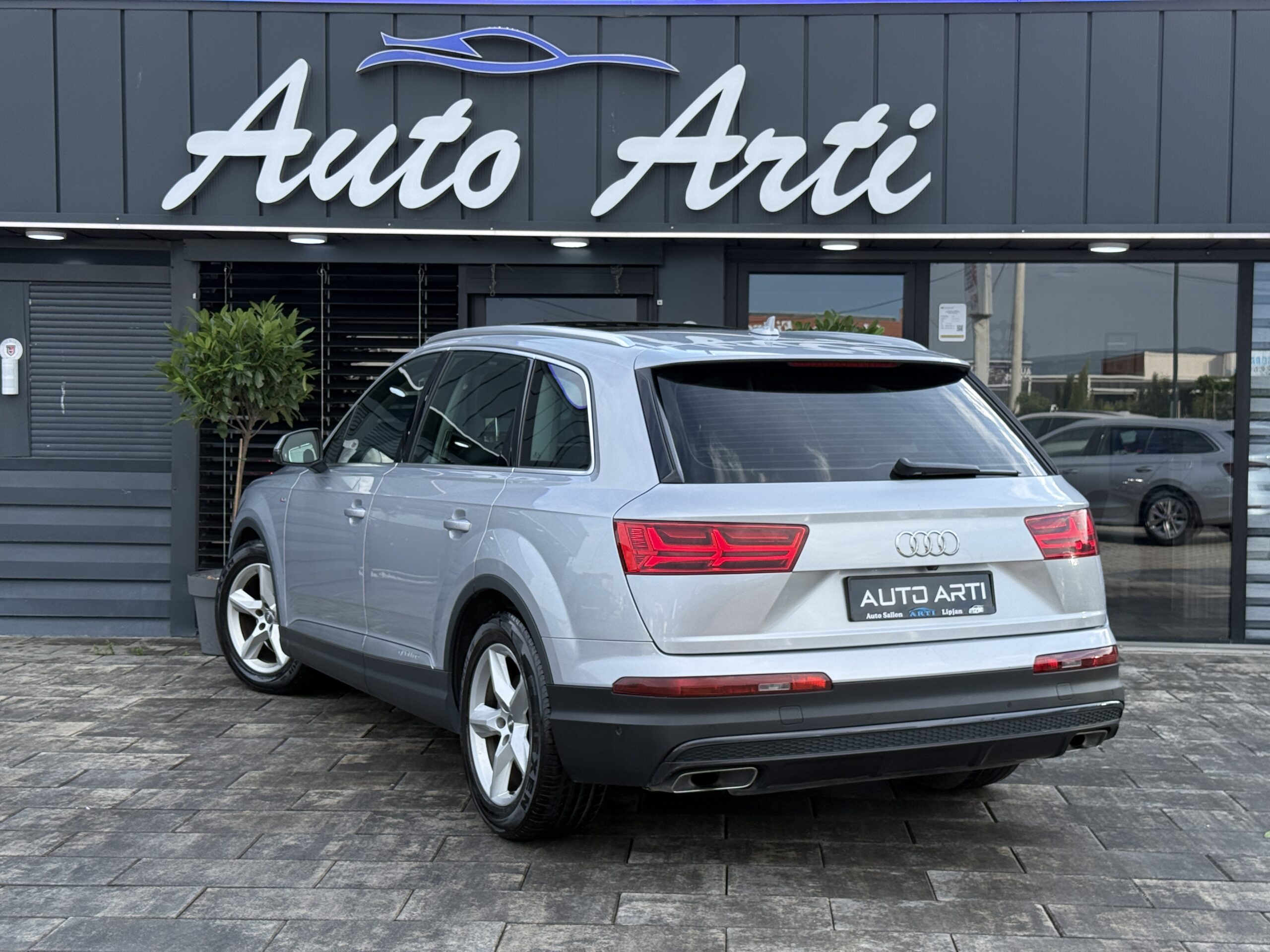 
								Audi Q7 full									