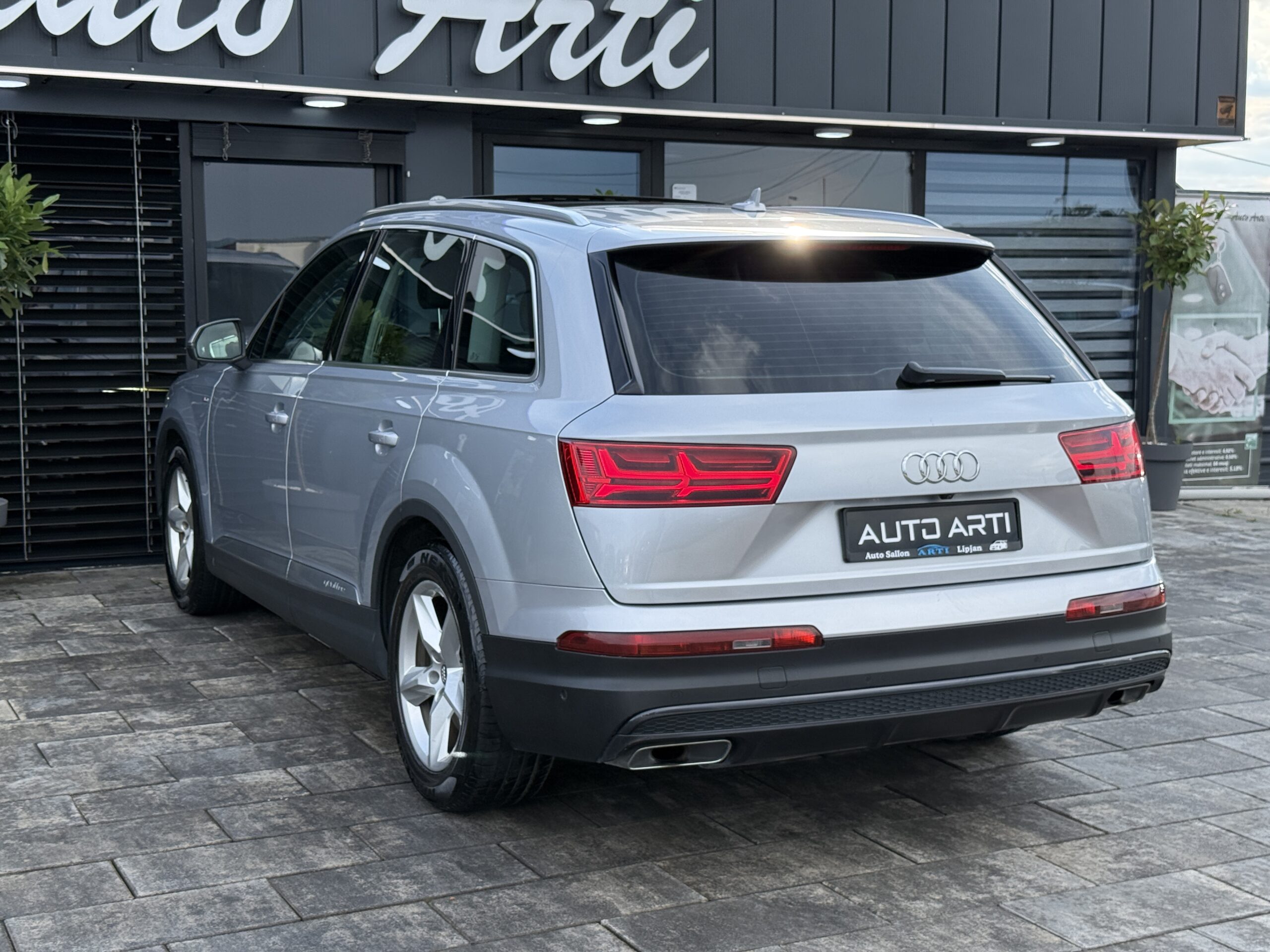 
								Audi Q7 full									