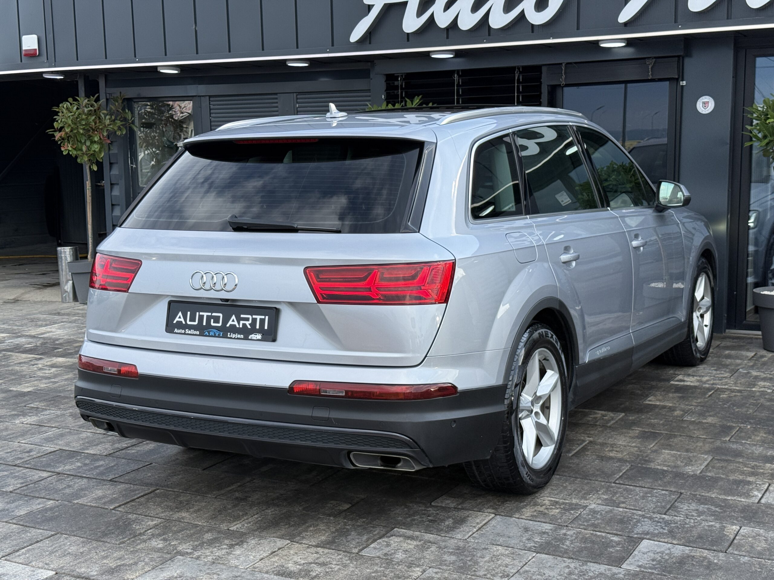 
								Audi Q7 full									