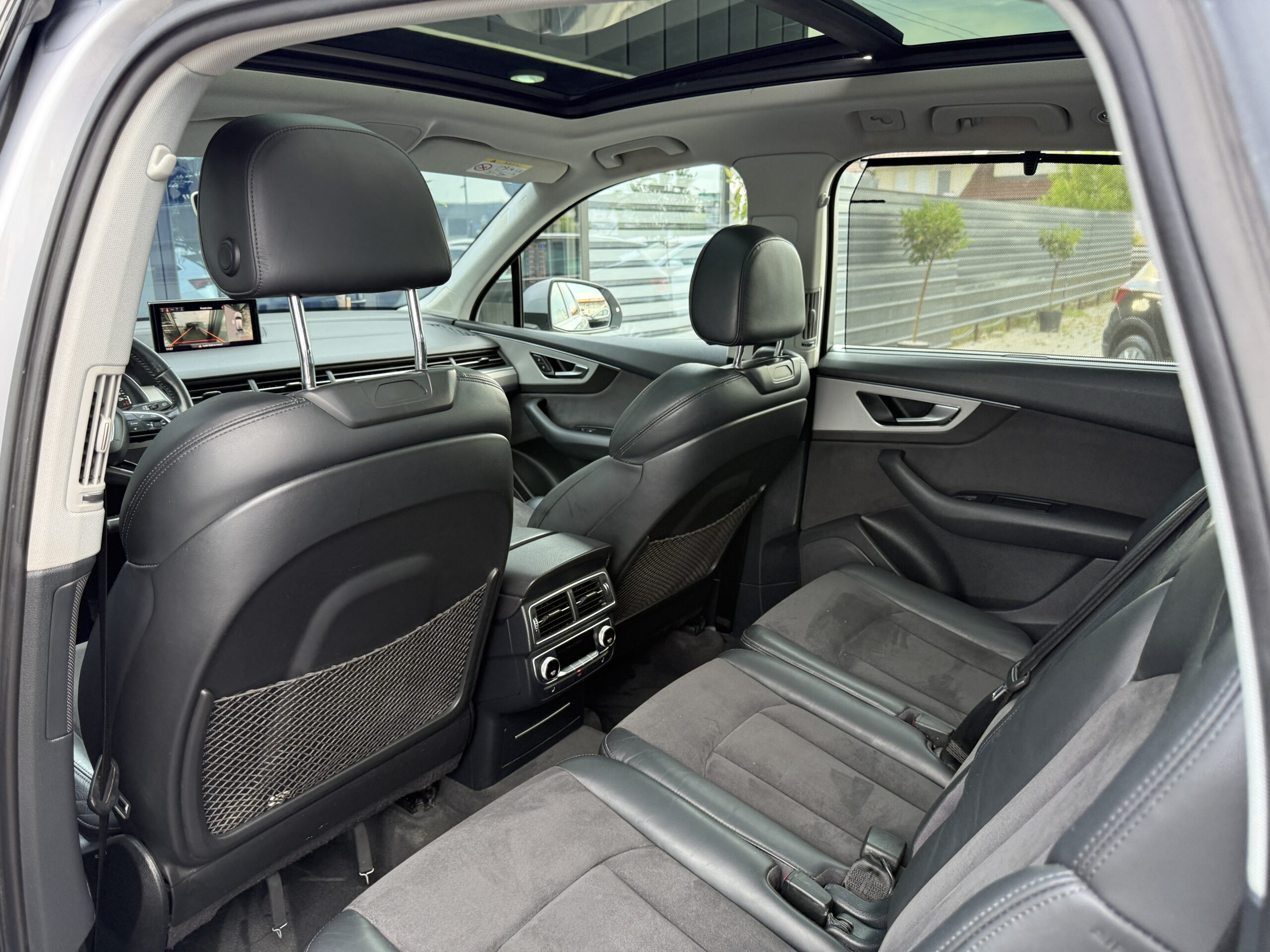 
								Audi Q7 full									