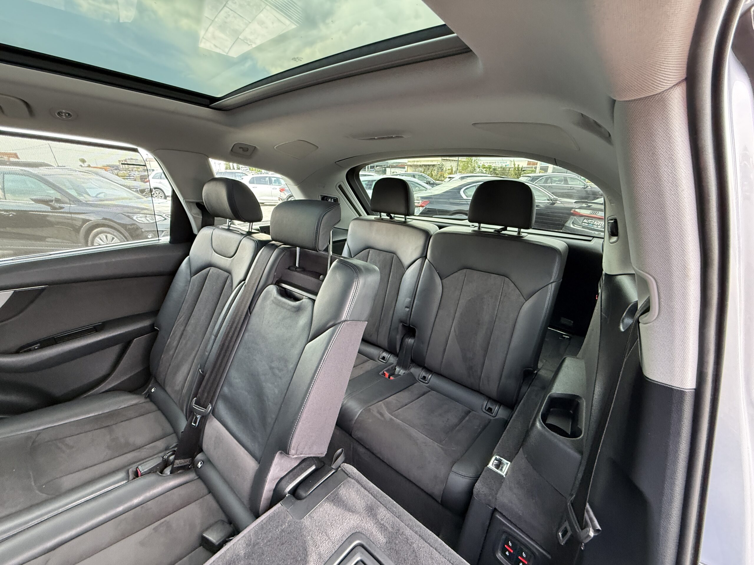 
								Audi Q7 full									