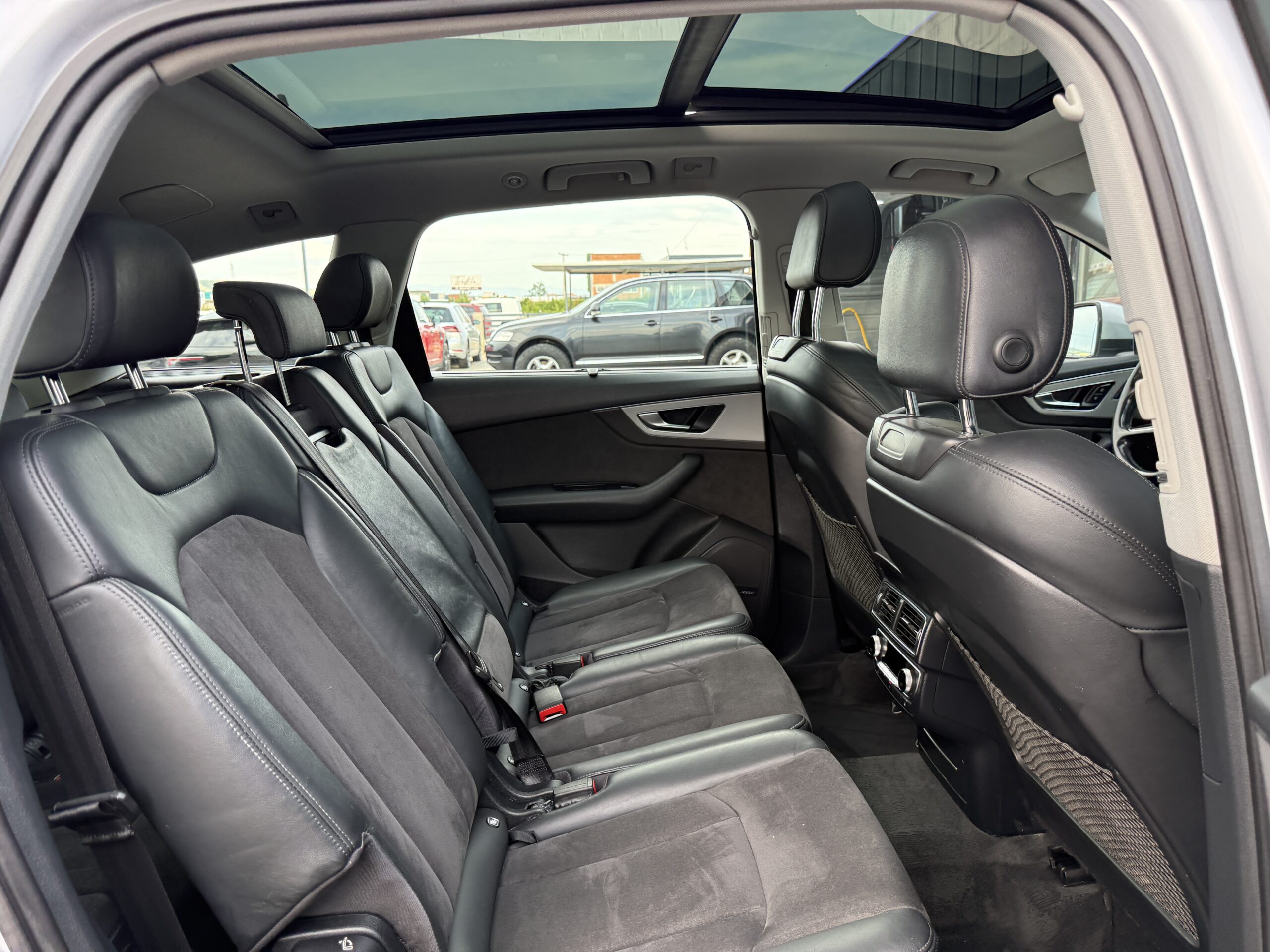 
								Audi Q7 full									