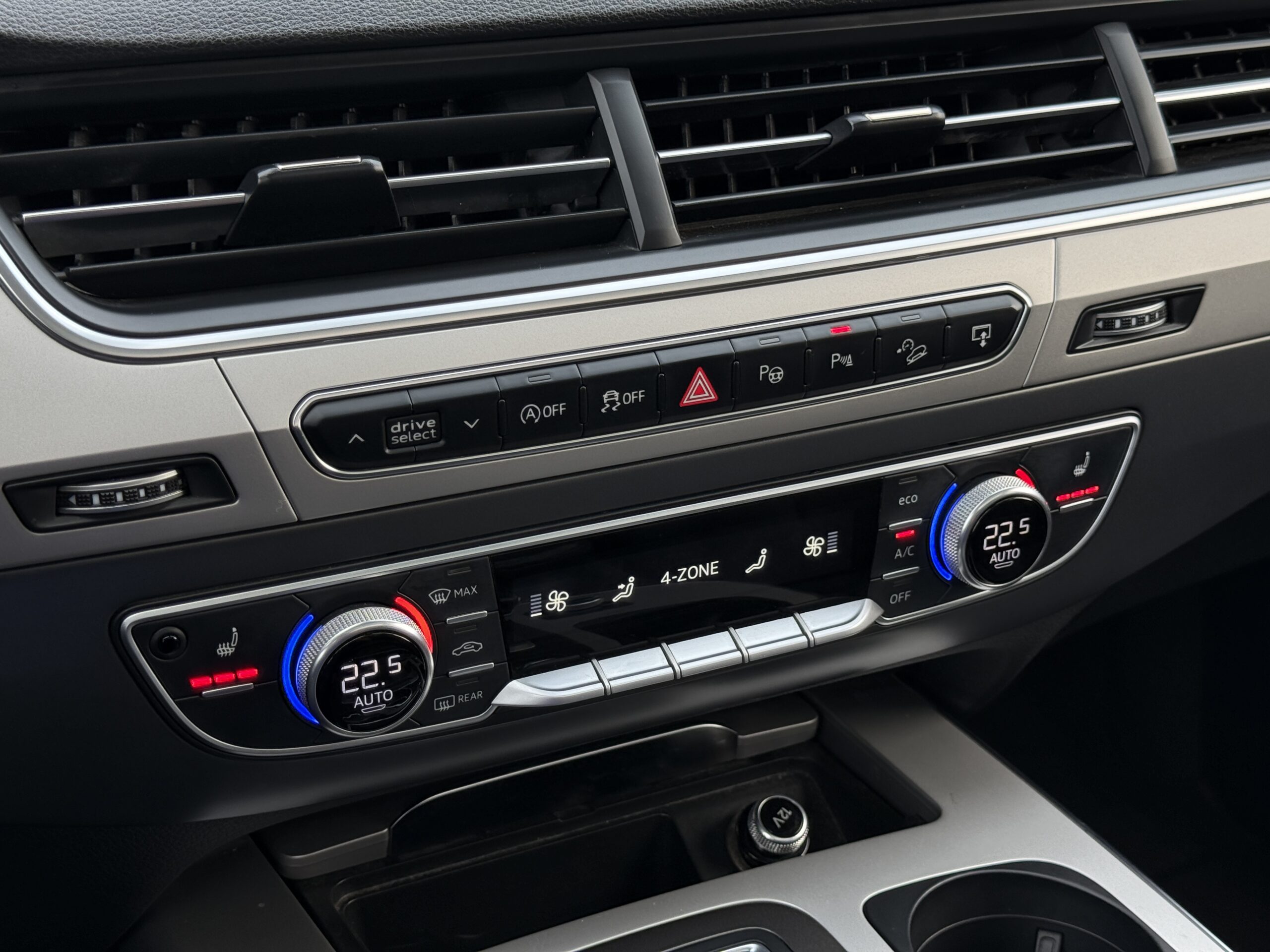 
								Audi Q7 full									