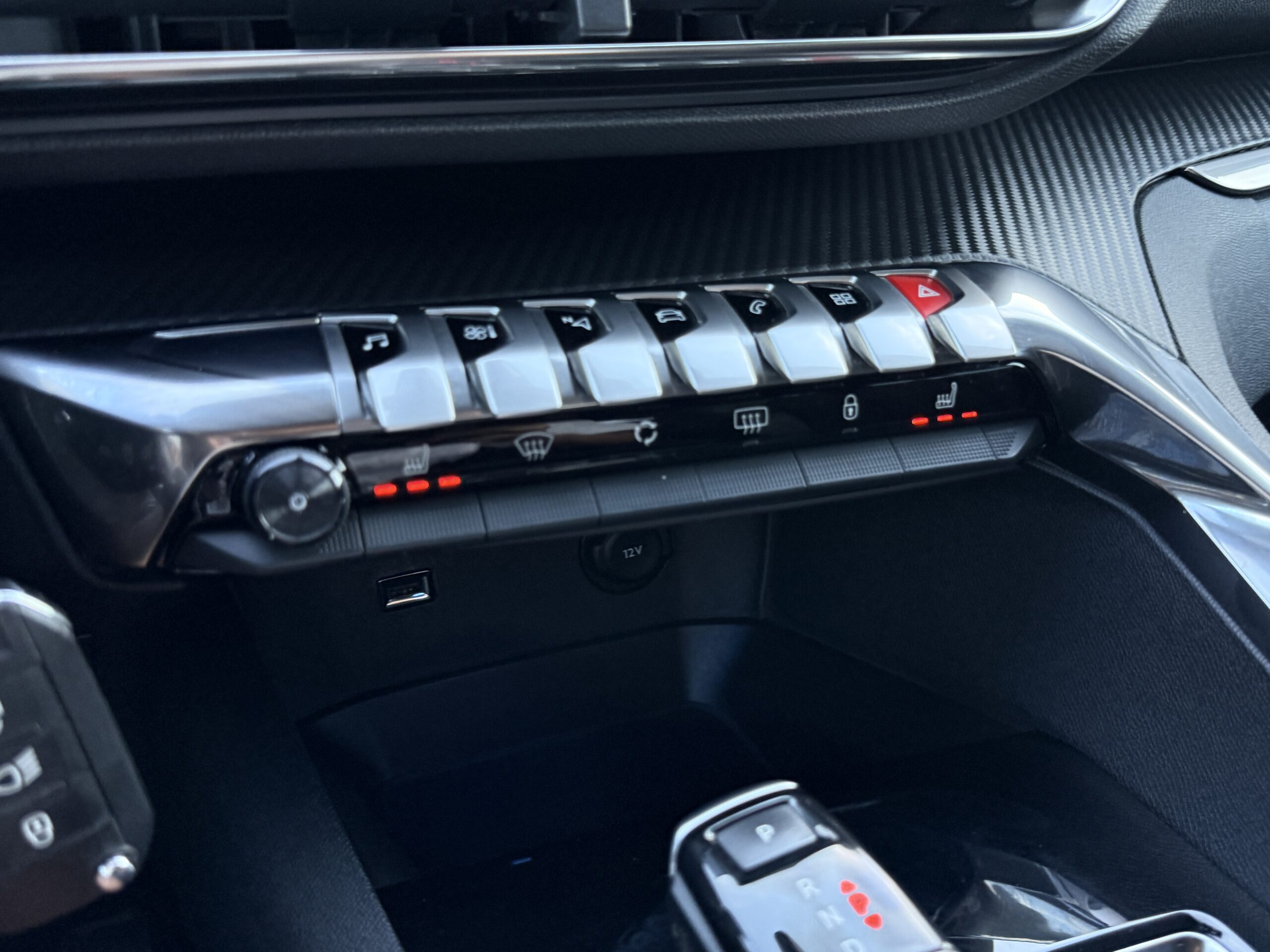 
								Peugeot 3008 full									