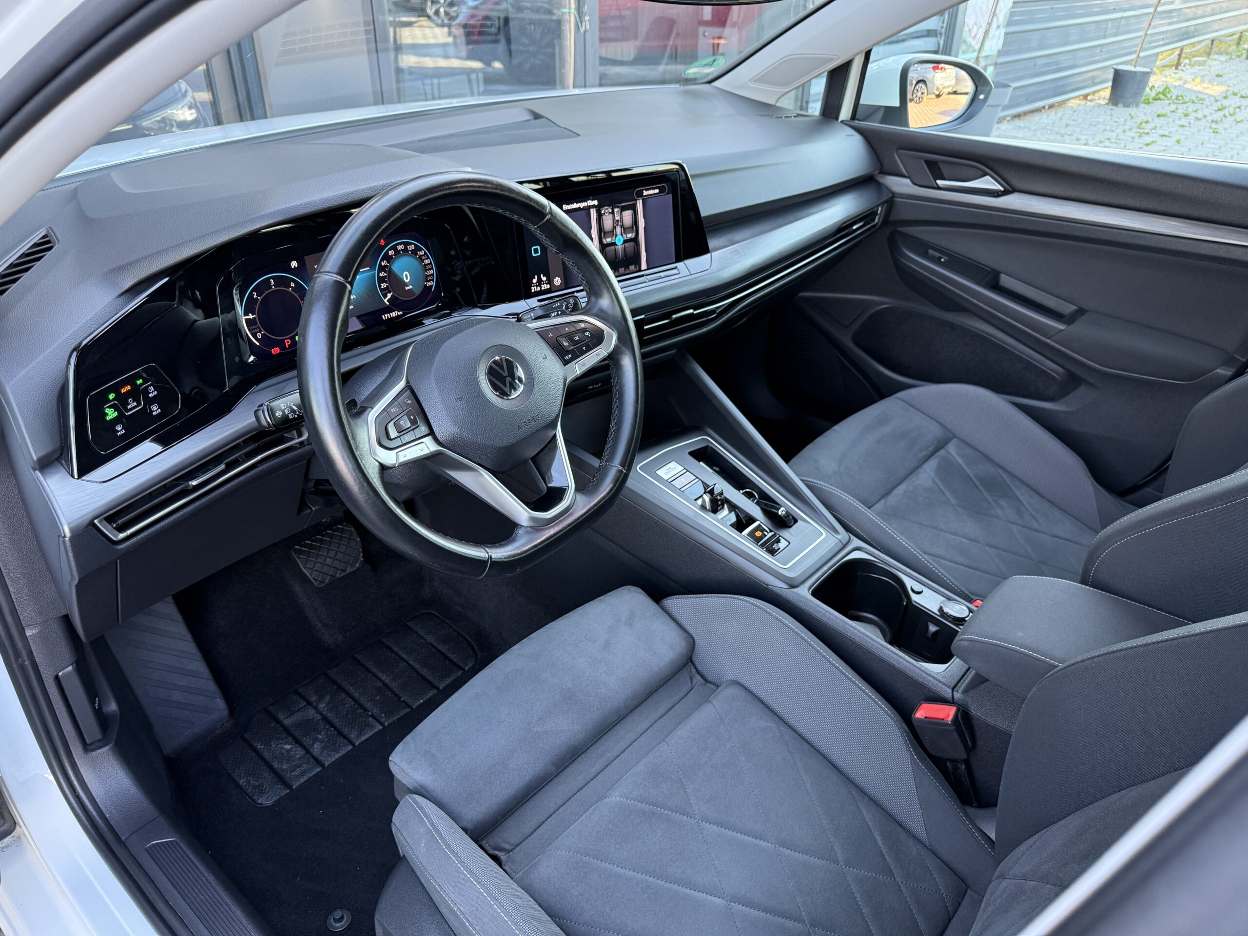 
								VW Golf 8 2.0tdi full									