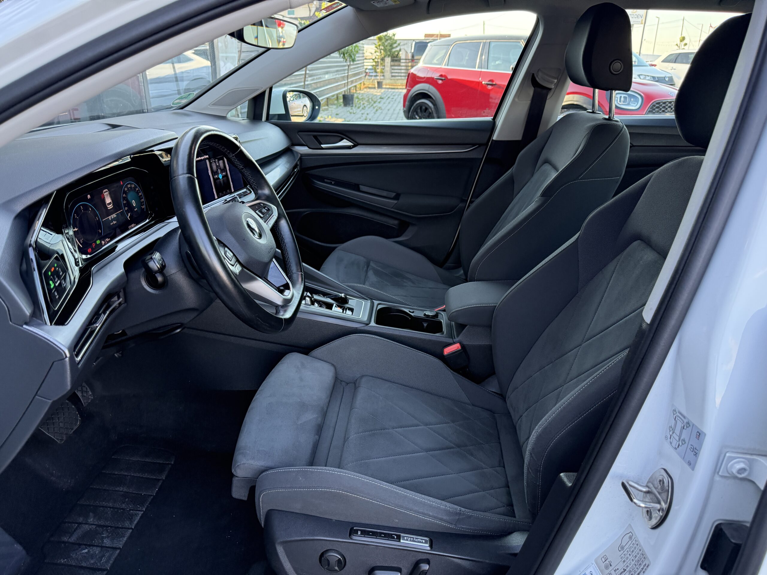 
								VW Golf 8 2.0tdi full									