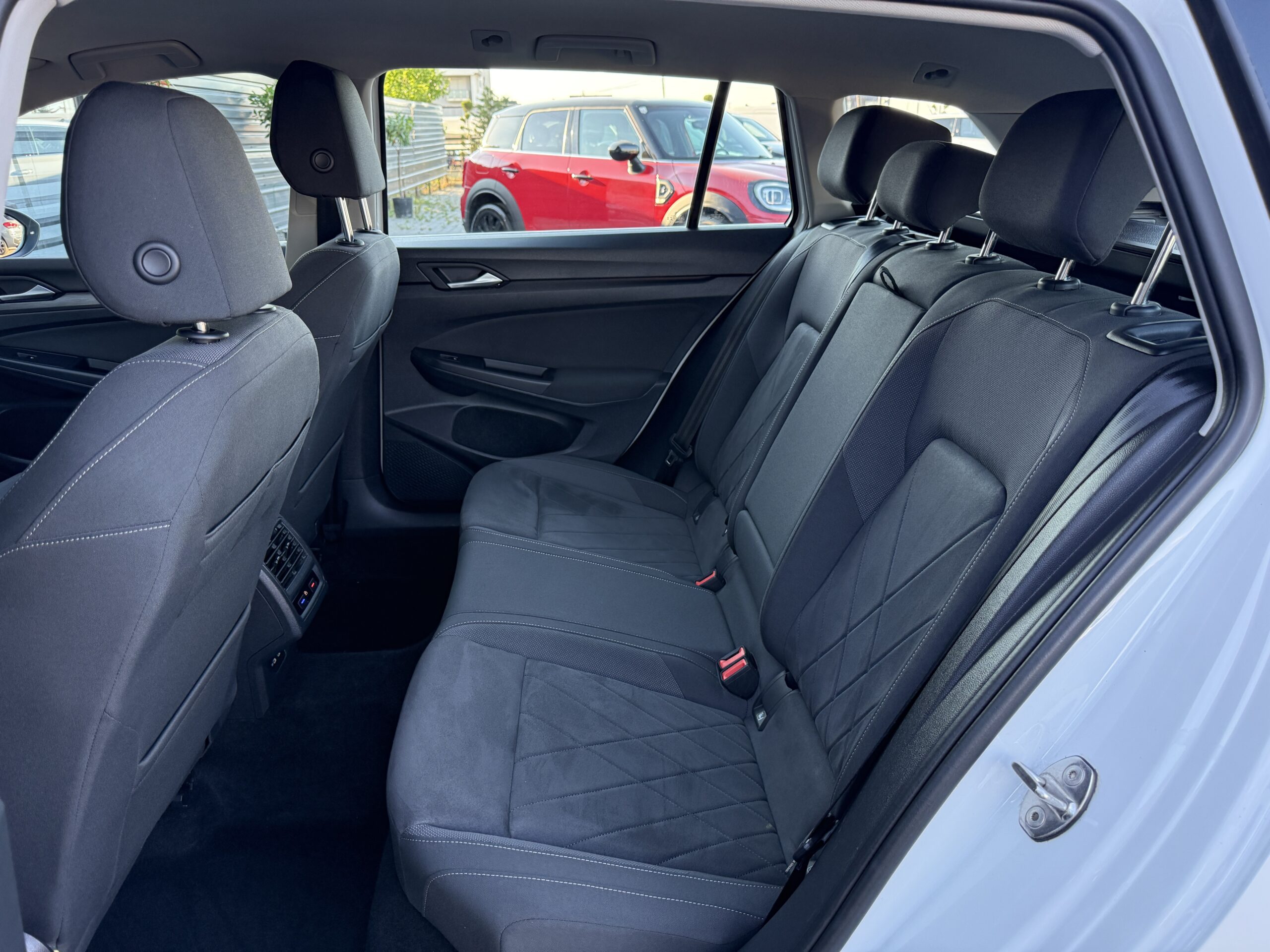 
								VW Golf 8 2.0tdi full									