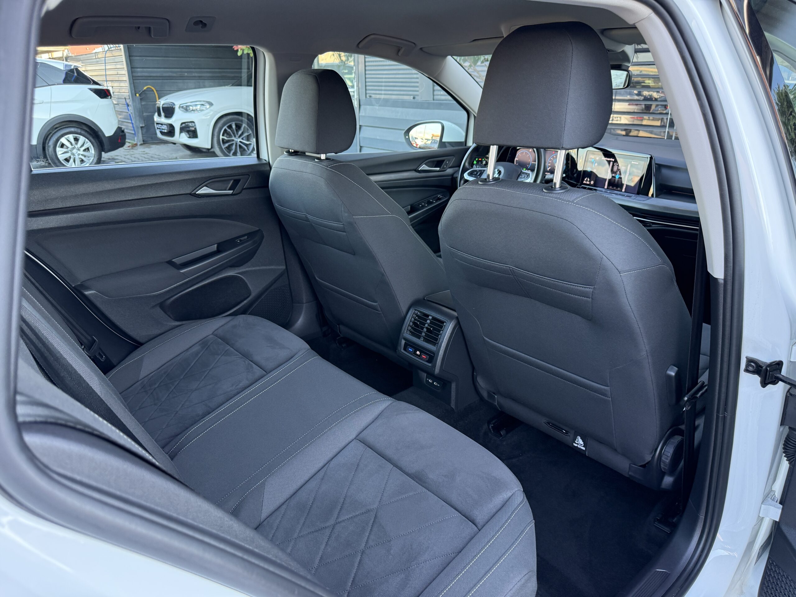 
								VW Golf 8 2.0tdi full									