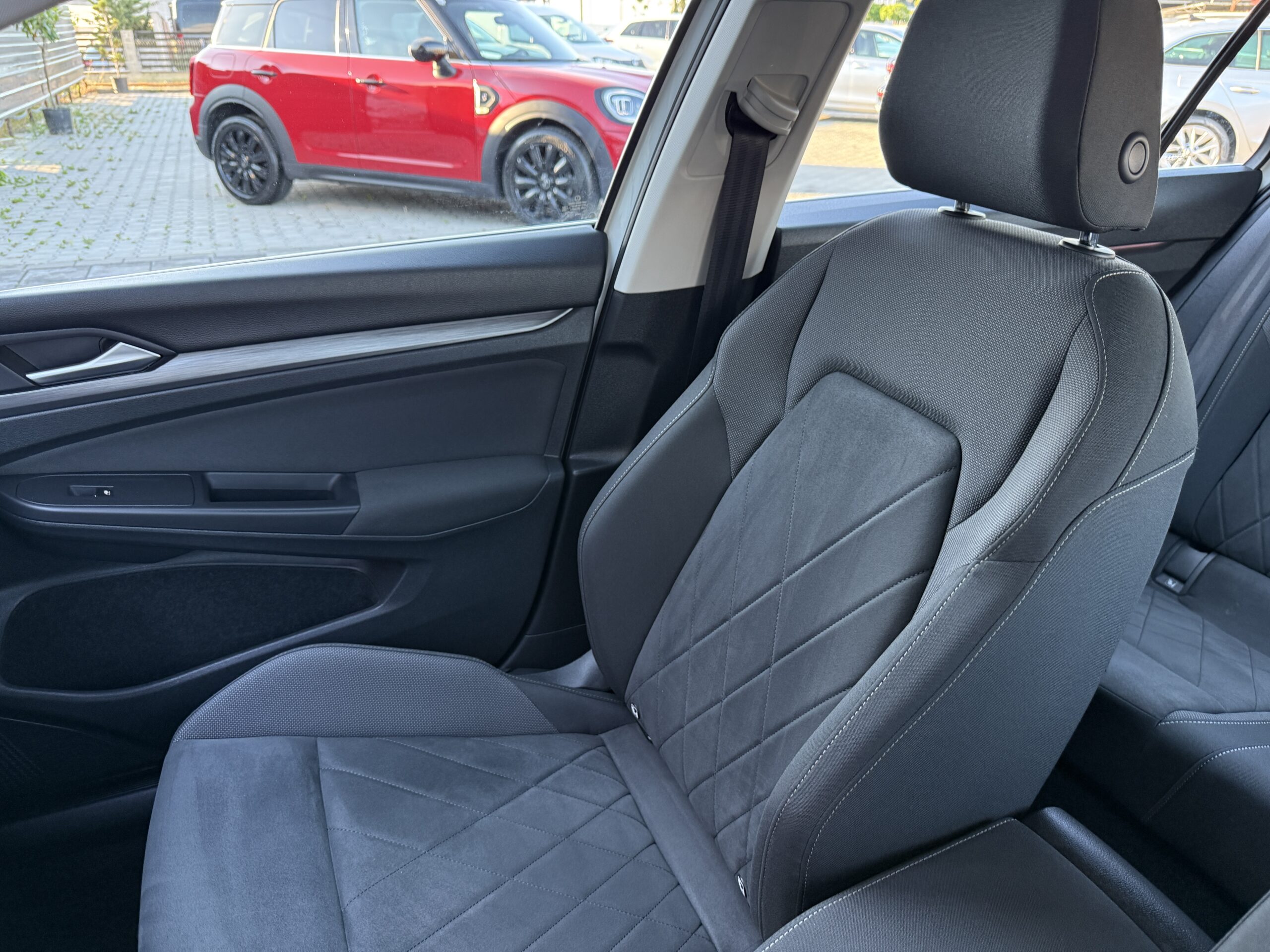 
								VW Golf 8 2.0tdi full									