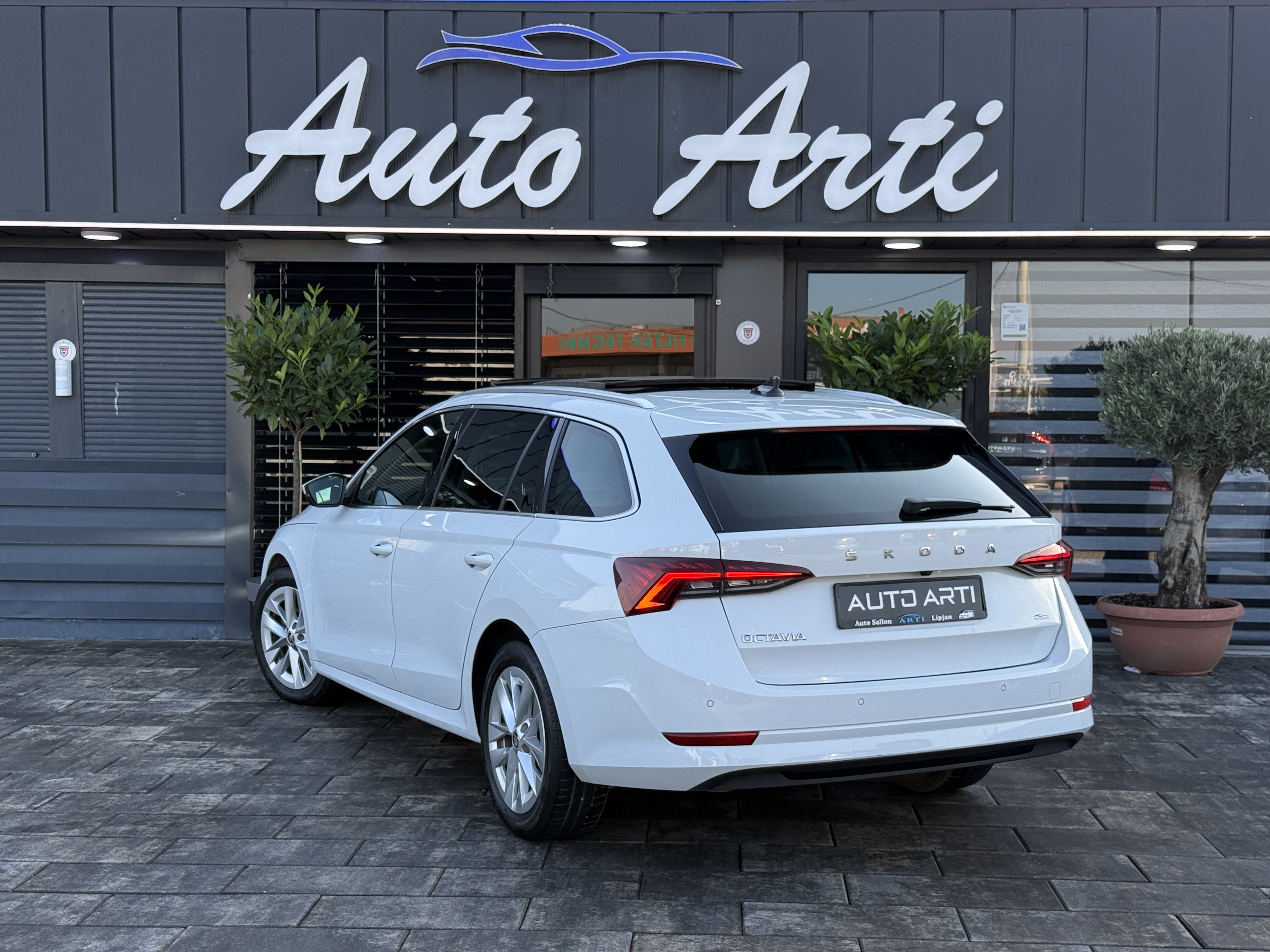 
								Skoda Octavia 2.0tdi full									