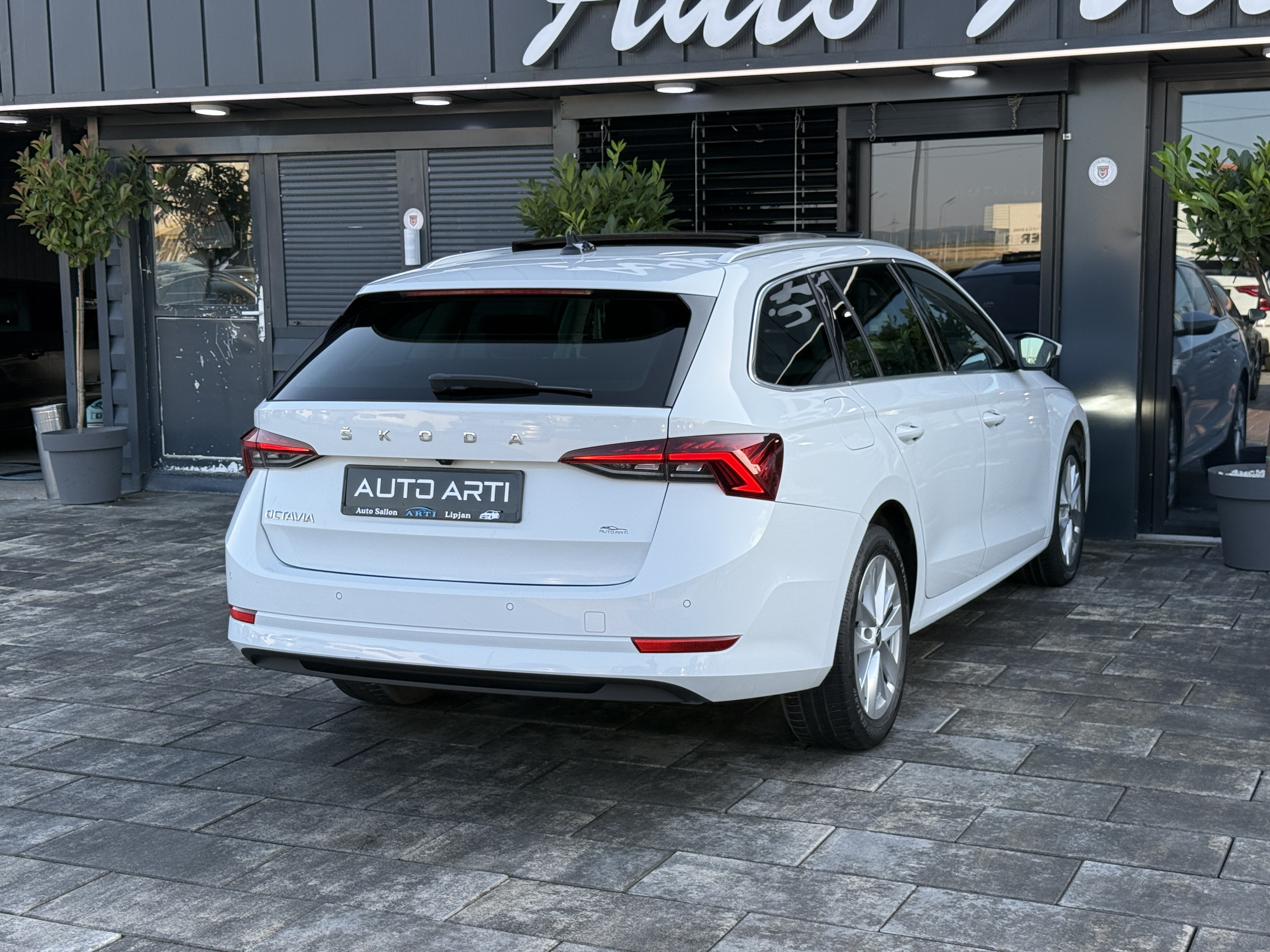 
								Skoda Octavia 2.0tdi full									